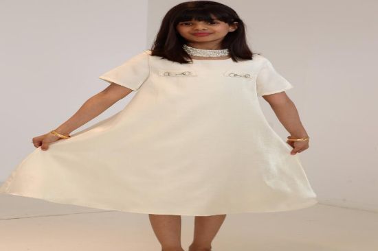 صورة فستان بيج مع الؤلؤ على العنق